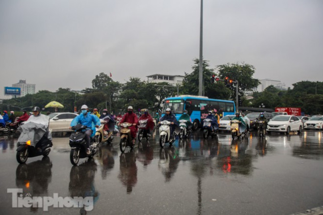 Mặc dù đường phố tắc nghẹt, mưa lớn những lại "vắng bóng" cảnh sát giao thông.