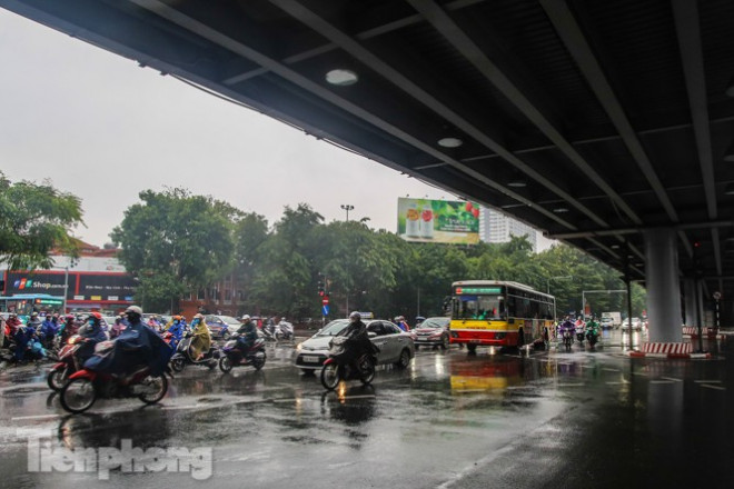 Các nút giao ngã tư Thái Hà-Tây Sơn; nút giao Tây Sơn-Nguyễn Lương Bằng; nút giao Chùa Bộc-Phạm Ngọc Thạch; các nút giao trên phố Xã Đàn;...đều thiếu vắng người điều tiết giao thông trong giờ cao điểm. Tại quận Long Biên, đầu giờ sáng 16/11, đường Đàm Quang Trung hường từ QL 5 qua cầu Vĩnh Tuy vào trung tâm Hà Nội tắc cứng. Một đoạn đường chưa đầy 1 km nhưng phải mất 45 phút, xe ô tô vẫn chưa thể qua nổi. Có thời điểm, suốt 15 phút, xe ô tô không thể nhúc nhích.