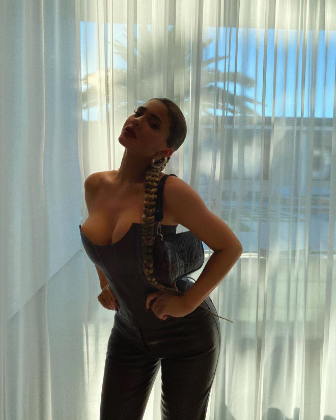 Em út tỉ phú nhà Kardashian diện áo chẽn tôn eo thon ngực đầy - 3