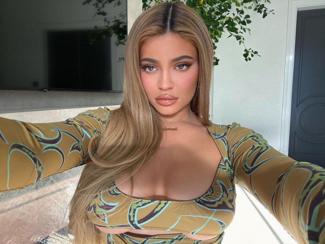 Em út tỉ phú nhà Kardashian diện áo chẽn tôn eo thon ngực đầy - 5