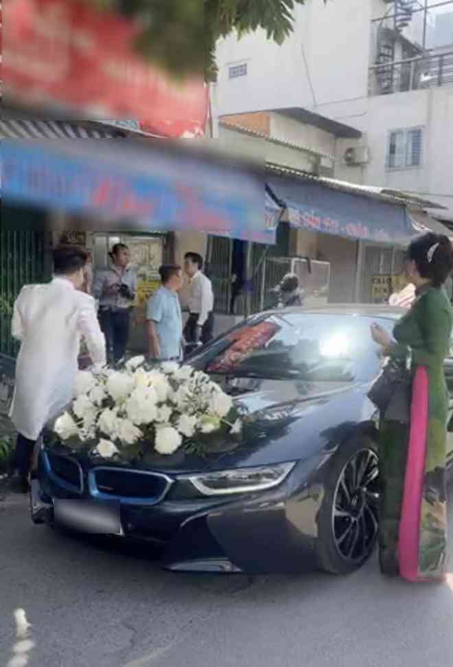 Choáng váng trước siêu xe BMW i8 &#34;độc, lạ&#34; của “streamer giàu nhất Việt Nam” lái đến rước dâu - 1