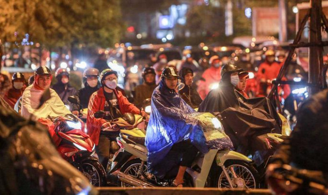 CLIP: Người dân Hà Nội chôn chân giữa cơn mưa tầm tã giờ tan tầm - 6