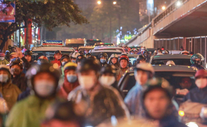 Càng về chiều muộn, những nơi vốn được coi là "điểm nóng" về giao thông lại càng thêm ùn tắc