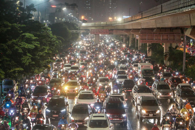 Đến khi phố lên đèn vào khoảng 18 giờ 30, lượng người tham gia giao thông mỗi lúc một nhiều khiến đường Nguyễn Trãi ùn tắc kéo dài