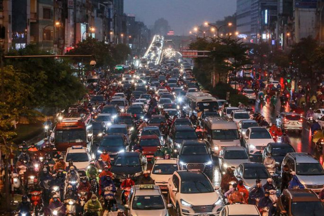 CLIP: Người dân Hà Nội chôn chân giữa cơn mưa tầm tã giờ tan tầm - 7