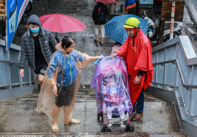 Người dân vất vả trong việc di chuyển cũng như sinh hoạt