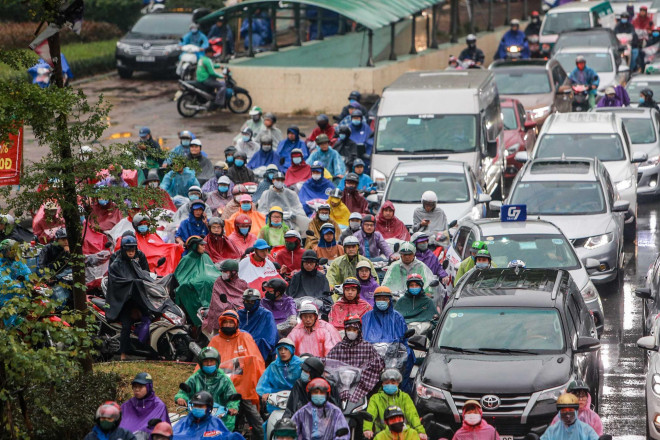 Nhiều người tham gia giao thông di chuyển lên vỉa hè