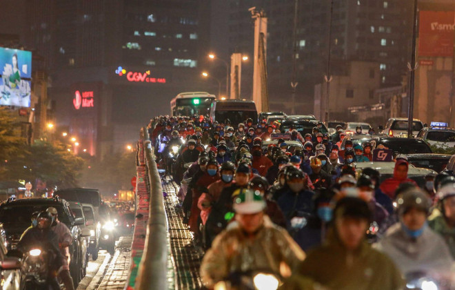 Lượng người tham gia giao thông đông đúc gây ùn tắc cục bộ trên cầu vượt Ngã Tư Sở, hướng Tây Sơn - Nguyễn Trãi