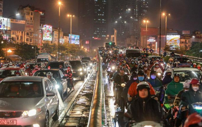 CLIP: Người dân Hà Nội chôn chân giữa cơn mưa tầm tã giờ tan tầm - 14