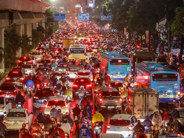 Tin tức trong ngày - CLIP: Người dân Hà Nội chôn chân giữa cơn mưa tầm tã giờ tan tầm