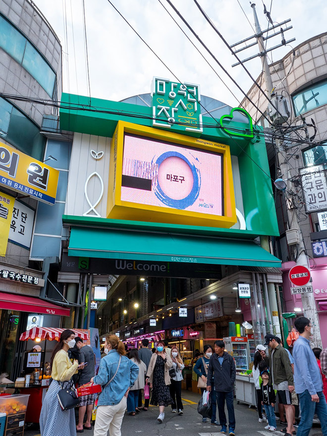 Chợ Mangwon thu hút du khách ngay từ cổng chợ bắt mắt