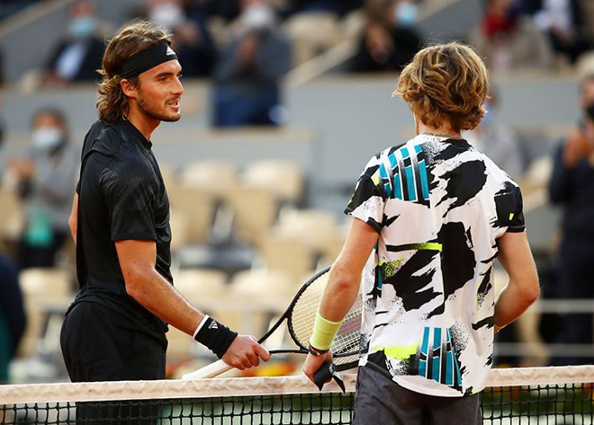 Tsitsipas (trái)&nbsp;đã đánh bại Rublev tại Roland Garros năm nay