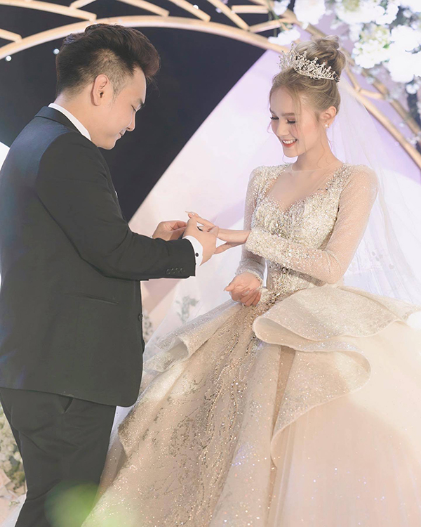 Hot girl 18 tuổi diện váy cưới 28 tỷ gây chú ý sau đám cưới hoành tráng với streamer giàu nhất Việt Nam - 1