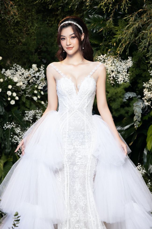 Những lớp voan bồng bềnh được thiết kế tháo rời phù hợp cho từng không gian tiệc cưới nhưng vẫn giữ được vẻ đẹp lộng lẫy cho cô dâu.