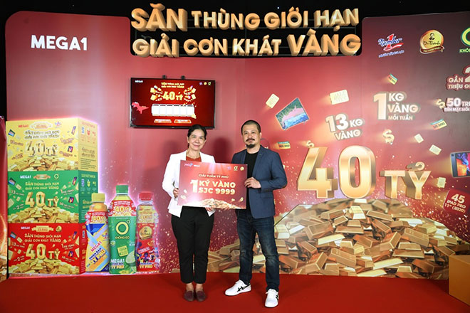 Chị Phương vui mừng khi nhận được phần quà giá trị từ ban tổ chức chương trình