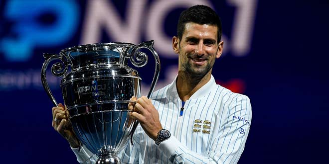 Djokovic lần thứ 6 trong đời nhận chiếc cúp dành cho tay vợt nam kết thúc năm với vị trí số 1 thế giới