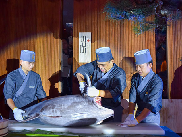 Ẩm thực - Mãn nhãn khi xem mổ cá ngừ vây xanh đại dương trên 100kg tại Wabi Premium