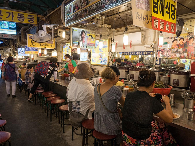 Quầy hàng ăn đêm tại chợ đêm Namdaemun