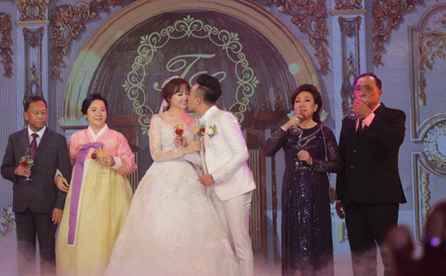 Trước đó, hồi năm 2016, Hariwon và Trấn Thành cũng về chung một nhà sau một đám cưới ấn tượng tại trung tâm tiệc cưới này.
