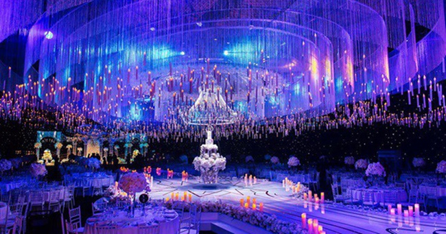 Tại Tp.HCM, tiệc cưới diễn ra tại một trung tâm hội nghị tiệc cưới sang trọng.
