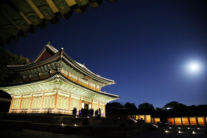 Hình cung điện Changdeokgung về đêm
