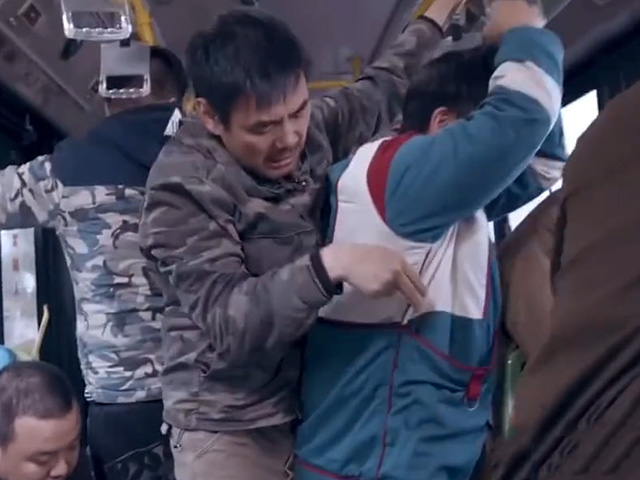 Cười 24H - Ngỡ ngàng với hành động khó tin bắt gặp trên xe buýt