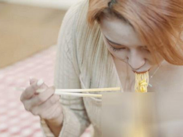 Ca nhạc - MTV - Cố ý trễ nải khoe vòng một lúc ăn mì để "câu view", nữ youtuber bị lên án dữ dội