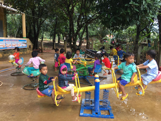 Học sinh trường Mầm non Hướng Việt trở lại trường sau 1 tháng nghỉ học vì thiên tai