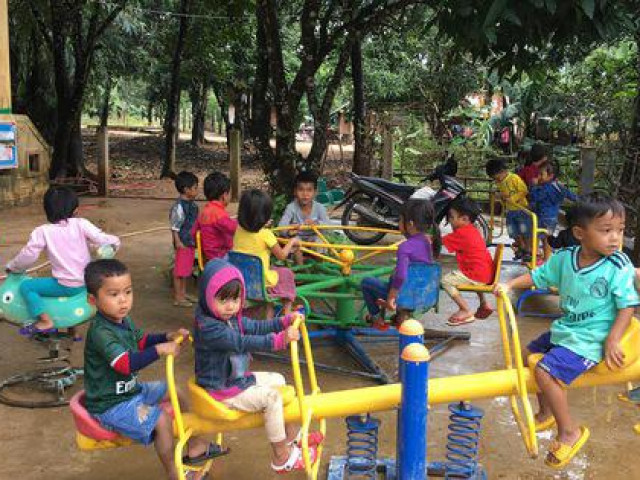 Giáo dục - du học - Cảm động nghe tiếng ê a đọc bài trong ngôi trường bị lũ bùn vùi lấp ở Quảng Trị