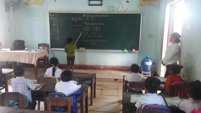 Một tiết học sáng nay của giáo viên, học sinh trường Tiểu học và Trung học cơ sở Hướng Việt