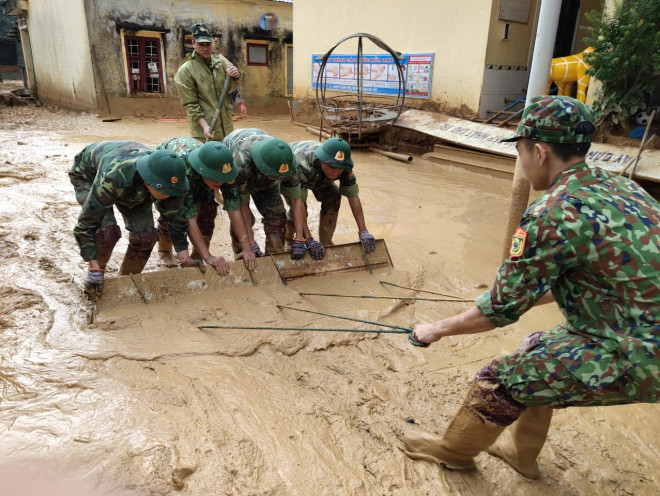 Dọn dẹp bùn ở trường Mầm non Hướng Việt