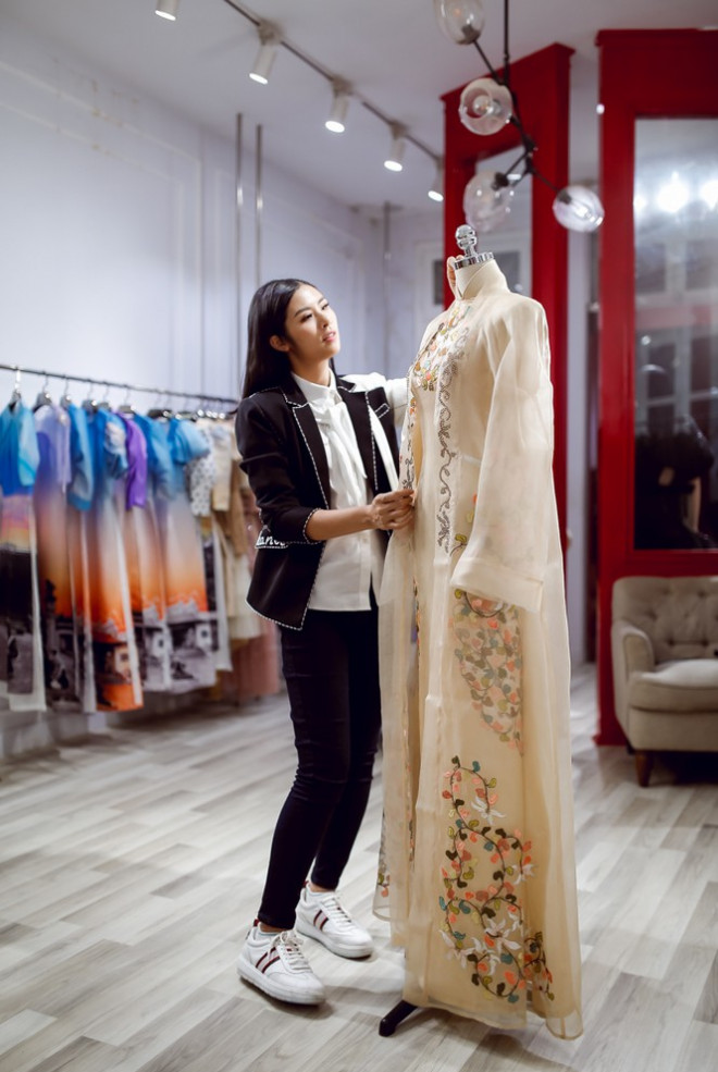 Còn gì ý nghĩa hơn khi Ngọc Hân thiết kế áo dài dành riêng cho chung kết HHVN 2020? - 3