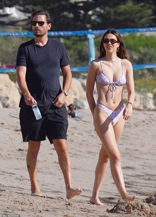 Tình mới 19 tuổi của &#39;trai hư&#39; Scott Disick mặc bikini xẻ hông cao táo bạo - 1