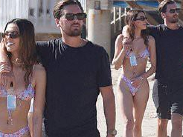 Thời trang - Tình mới 19 tuổi của 'trai hư' Scott Disick mặc bikini xẻ hông cao táo bạo