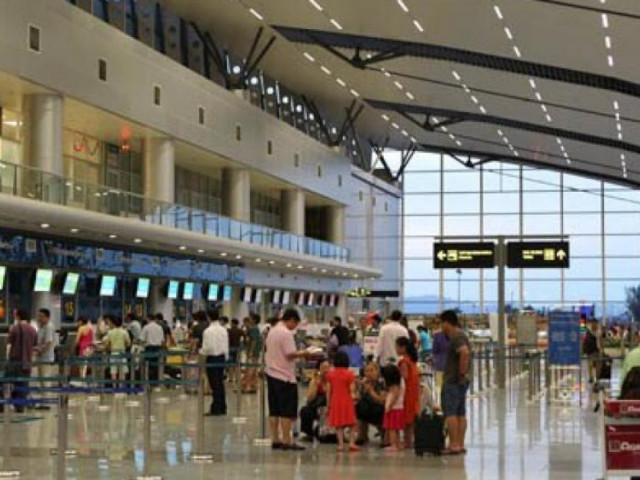 Tin tức trong ngày - Vài phút lơ đãng, khách đi máy bay bị chôm ngay điện thoại đang sạc pin