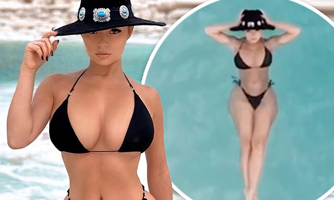 Cũng giống như Kelly Brook, Demi Rose cũng thường xuyên tung ra nhưng shoot hình chụp trong bồn tắm hay dưới nước. 
