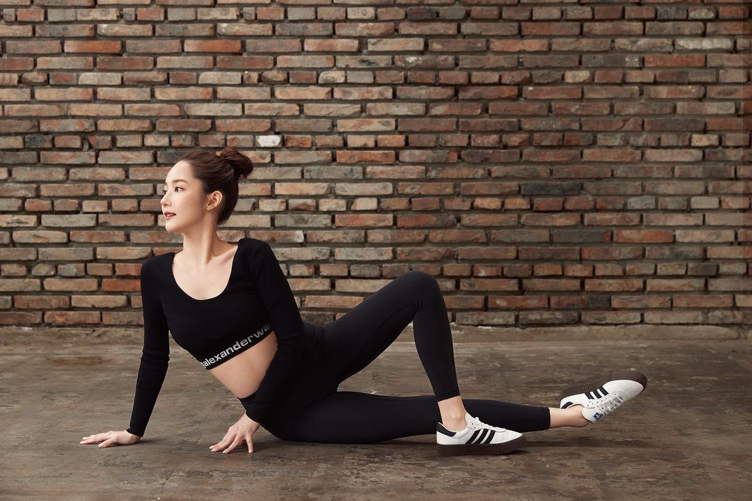 Park Min Young khoe vóc dáng gợi cảm trong thiết kế đồ tập đơn giản.