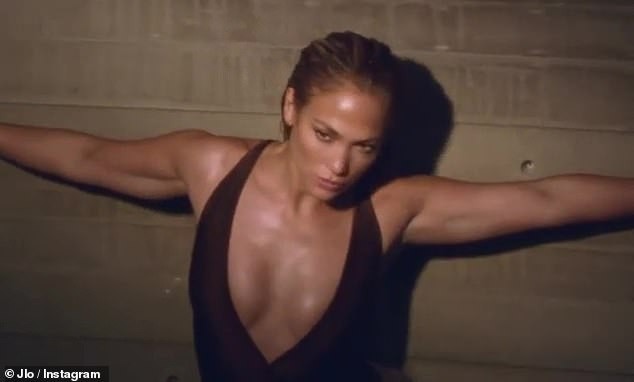 Jennifer Lopez 51 tuổi mặc áo tắm hở bạo - 1