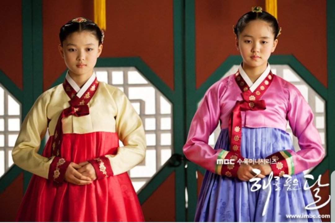 2 bé gái xinh nhất Hàn Quốc khác lạ ở tuổi dậy thì, có người gây sốc vì gợi cảm - 1