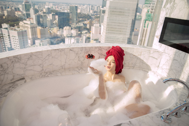 Tạo hình Lý Linh sang chảnh với cảnh tắm bồn tại căn hộ có view nhìn toàn cảnh thành phố
