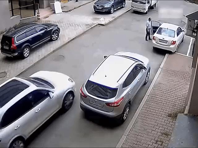 Tin tức ô tô - Video: Mất kiểm soát chân ga, người phụ nữ tiến, lùi chóng mặt