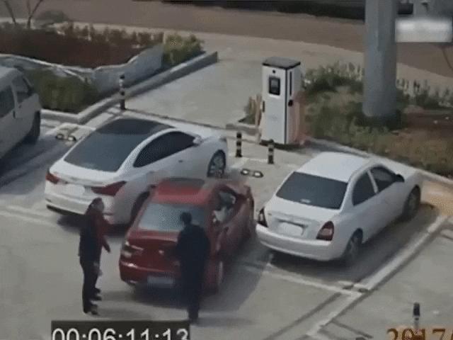 Ô tô - Video: "Cười vỡ bụng" với pha đậu xe vào bãi của chị em