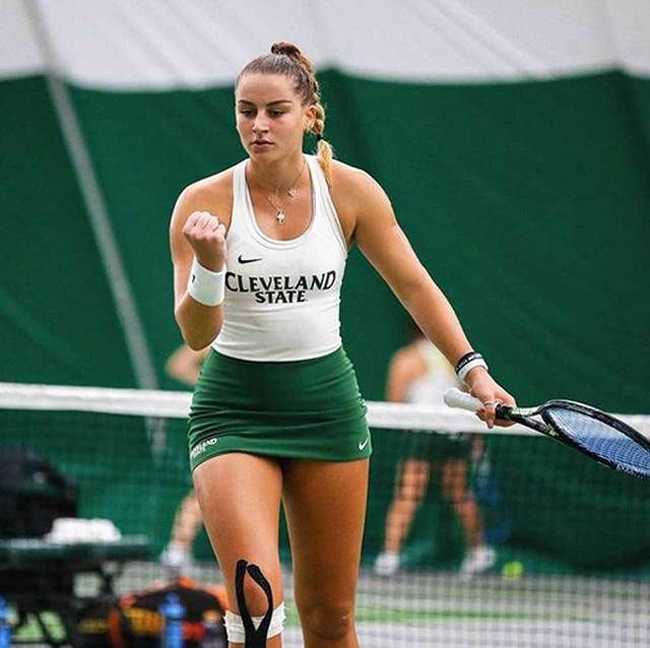 Klara Mrcela, tay vợt 21 tuổi người Croatia, là người ít được để ý trong làng quần vợt,  nhưng cô nổi tiếng trên mạng xã hội.
