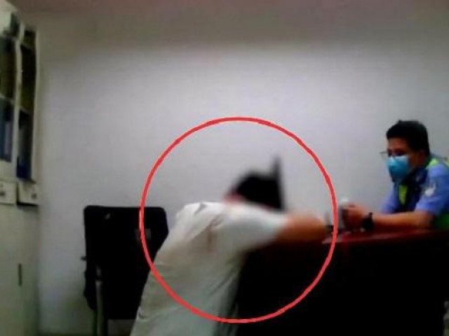 Bạn trẻ - Cuộc sống - Con trai bị bắt vì sàm sỡ người khác, mẹ quỳ lạy xin tha: "Do cháu 37 tuổi chưa có người yêu"