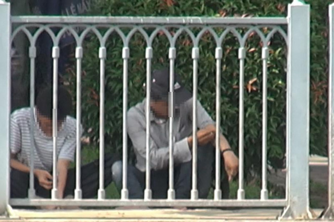 Hai người thản nhiên ngồi tiêm ma túy dưới chân cầu Hoàng Hoa Thám, phường Tân Định, quận 1. Ảnh: Tân&nbsp;- Yên