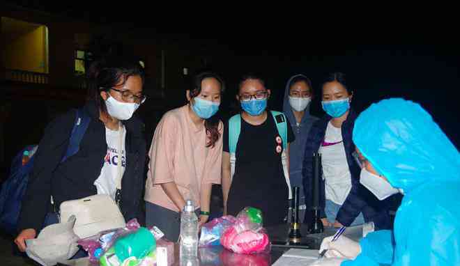 Phát hiện 2 trường hợp có biểu hiện nghi nhiễm trong số 80 công dân từ Canada về cách ly tập trung tại Trung đoàn 151, tỉnh Hà Nam - Ảnh: PD