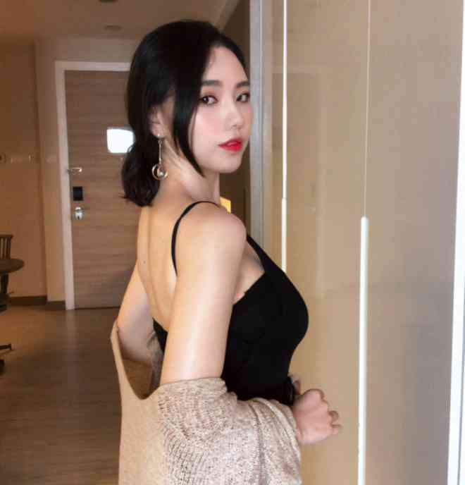 Jini xinh đẹp của hiện tại.