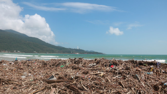 Theo ghi nhận của phóng viên, tại khu vực bãi biển Mân Thái (quận Sơn Trà) một khối lượng rác khổng lồ do sóng biển đánh vào bờ, chất thành những đống lớn.&nbsp;