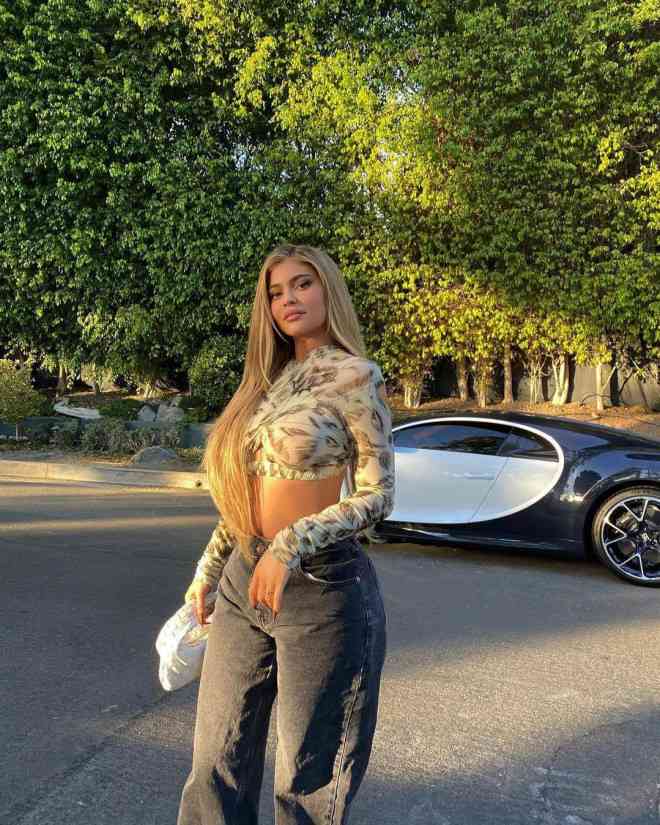 Nữ tỷ phú Kylie Jenner khoe dáng nuột nà bên siêu xe đắt nhất trong bộ sưu tập - 3