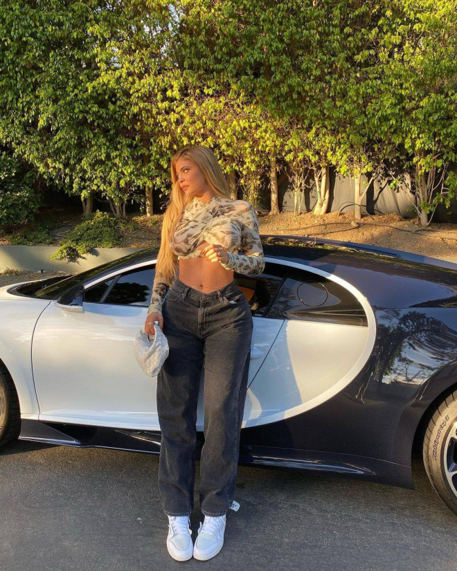 Nữ tỷ phú Kylie Jenner khoe dáng nuột nà bên siêu xe đắt nhất trong bộ sưu tập - 5